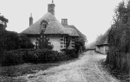 The Frogham lodge from the park entrance circa 1905. Park Farm is on the right of the picture.